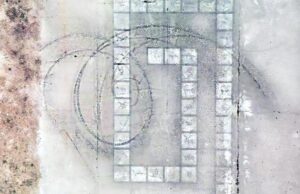 Finisce la Gimkana e sfregia con l’auto un’opera di Maria Lai