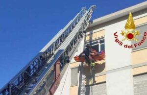 Uomo di 130 chili cade in casa ma il 118 non riesce a soccorrerlo