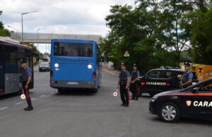 Stacca seduta dal sedile dell’Arst e la lancia dal finestrino, denunciato 15enne