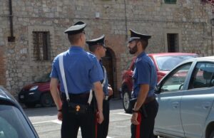 Trafuga la borsa dell’addetta alle pulizie in chiesa, denunciata 31enne