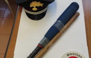 Minaccia due giovani con mazza da baseball, denunciato 59enne