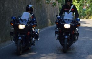 Aggredita in auto allo stop: “Dammi borsa e cellulare”