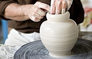 Ceramica sarda, il paradosso di Guspini: “Costretti alla cassa integrazione”