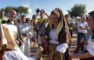 Cabras, le donne danno il via alla Corsa degli scalzi