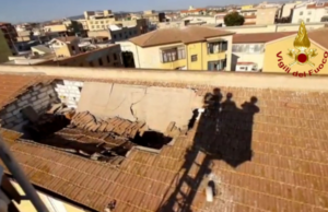 Crolla un tetto a Porto Torres, evacuato l’intero edificio