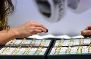 Raggira un gioielliere per 65mila euro, arrestata truffatrice seriale