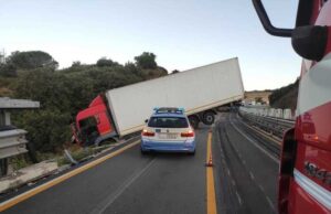 Macomer, scontro tra due tir sulla statale 131