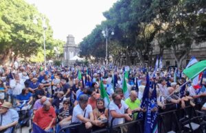 Meloni, Verdi Sinistra: “Salire sul palco con bandiera arcobaleno è coraggio?”