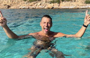 Buon compleanno Francesco Gabbani, 40 anni tra le acque sarde