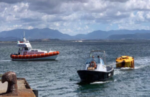 Sant’Antioco, la Guardia Costiera recupera un’enorme boa alla deriva