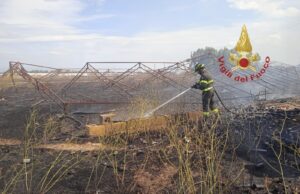 Incendio in campagna a Decimoputzu, paura per fiamme alimentate dal vento