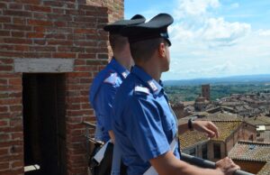 Litigano per la casa in affitto | Sequestrati una roncola e una balestra