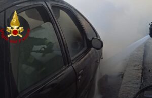 Via Santa Gilla: auto prende fuoco improvvisamente mentre è in marcia