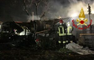 Carbonia, notte di fuoco: incendio in un deposito di legname