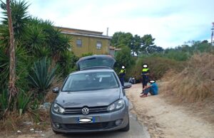 Sorpresi a bordo di una Golf rubata, tre persone denunciate a Cagliari