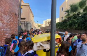 Elementari Riva, ingresso in via Bosa | Genitori sul piede di guerra