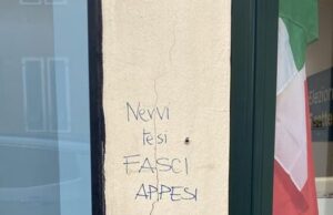 Cagliari, frasi minatorie contro Fratelli d’Italia |“Nervi tesi, fasci appesi”