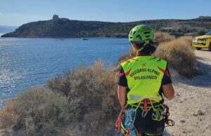 Cala Mosca, tragedia sfiorata: ragazzo di 13 anni cade dalla scogliera