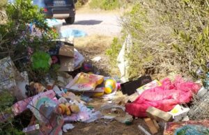 Abbandona rifiuti nella macchia mediterranea, multa da 770 euro