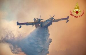 Il fuoco non dà tregua all’Isola: fiamme da nord a sud e domani pericolo alto