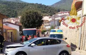 Mamma e figlio in auto contro un palo a Bono | Sono in ospedale in codice rosso