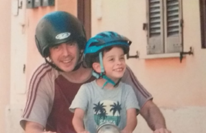 Tiziano Luconi saluta per sempre Mattia: “Torneremo a girare in vespa”