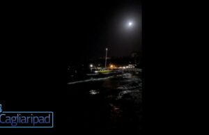 Poetto di Cagliari, barca a vela si incaglia a pochi metri dalla spiaggia