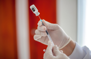 Vaccini, via libera quarta dose agli over 12 e quinta dose per i più fragili