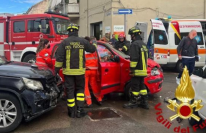 Alghero, scontro violento tra auto: tre persone finiscono in ospedale