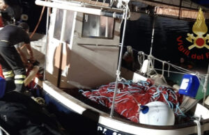 Cagliari, peschereccio salvato dai Vigili del Fuoco a Marina Piccola