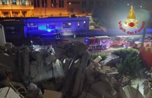 Crolla un edificio del Magistero di Cagliari | Si scava tra le macerie