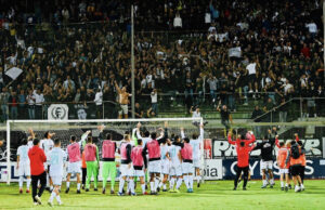 Il derby degli sfottò: il canto dei tifosi olbiesi contro i sassaresi | Video