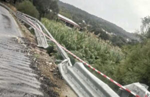 Blocco di marmo cade da un camion, danneggiato un ponte