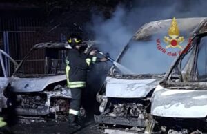 Grosso incendio a Cagliari, Vigili del fuoco al lavoro per ore