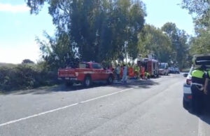 Auto sbatte contro un albero, tragedia a Torregrande