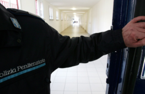 Cagliari, 17enne marocchino tenta il suicidio: salvato dagli agenti