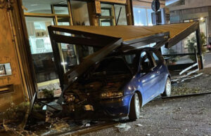 Auto impazzita si schianta contro un gazebo: paura nella notte a Guspini