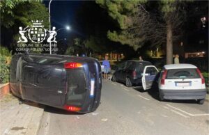 Anziano si ribalta in auto: trasportato in codice rosso in ospedale