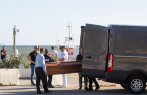 Recuperato anche l’altro corpo in mare: è disperazione a Sant’Antioco