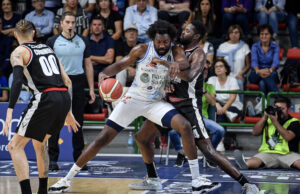 Un primo tempo strepitoso non basta, la Dinamo cede alla Virtus