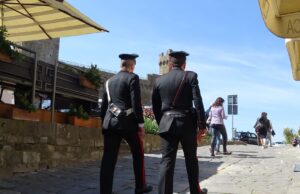 Siliqua, ripresa mentre lancia una pietra contro l’auto dell’ex marito