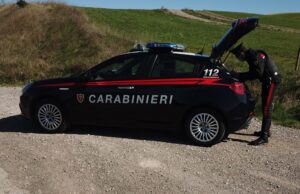 Dopo la coca si schianta su una quercia con l’auto della madre