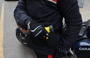 Minaccia la moglie e i carabinieri con il coltello | Fermato con il Taser