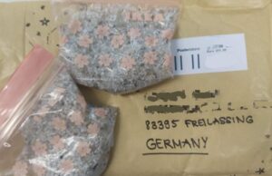 Ruba la sabbia da Is Arutas e tenta di spedirla in Germania