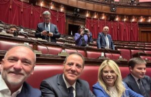 Buona la prima: selfie e sorrisi smaglianti per i parlamentari sardi