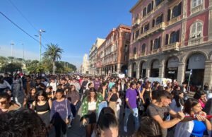 Cagliari, gli studenti in piazza contro l’Arst: “Vogliamo trasporti efficienti”