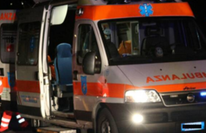 Schianto nella notte,  tre auto coinvolte: sette feriti in ospedale