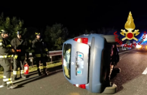 Auto si ribalta dopo impatto con guardrail, 38enne sotto shock