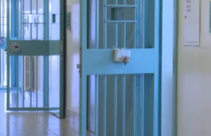 Bancali, attimi di follia: calci e pugni di un detenuto a un agente