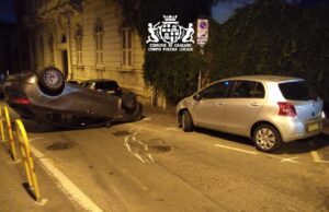 Guida ubriaca e auto si ribalta in viale Regina Margherita